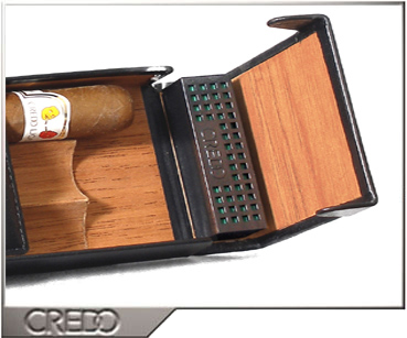 Cigar case with humidifier